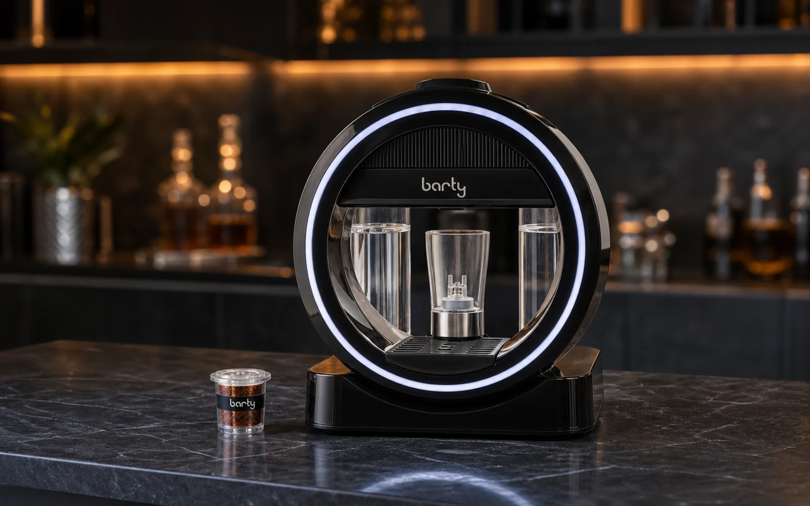 Modern bir tezgahta BARTY kapsüllü akıllı kokteyl makinesi