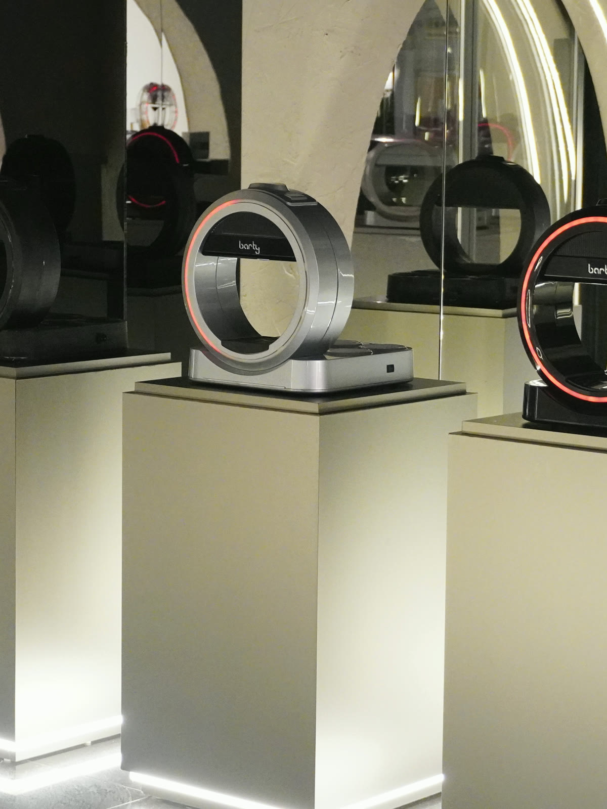 Experience Center'ın ışıklı ürün kaideleri ve kemerli salonu