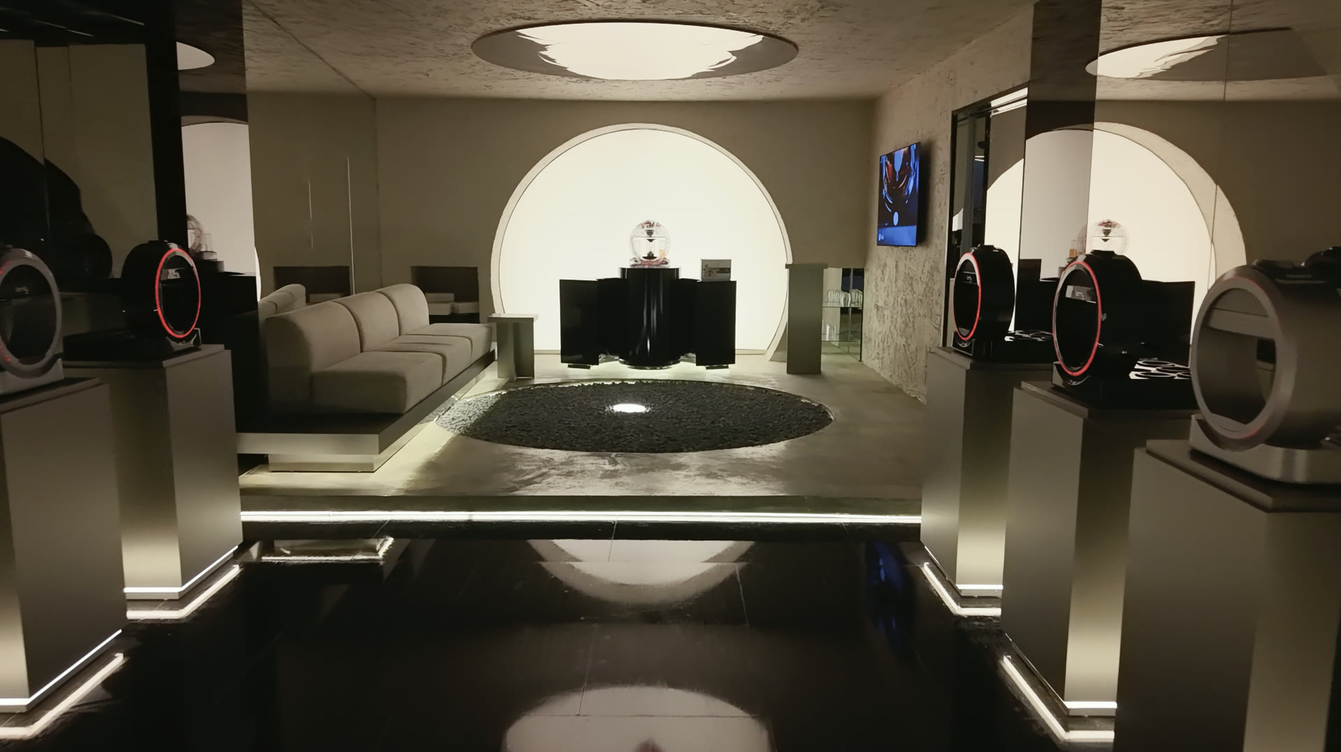 BARTY Experience Center salonu — kemerli mimari ve ışıklı kaideler